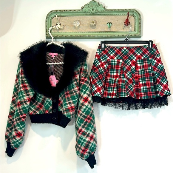 Dolls Kill Dresses & Skirts - Dolls Kill Sugar Thrillz Holiday Red/Green pleated mini skirt women’s xxs new
